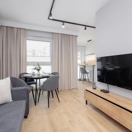 Bright Apartment In Krakow With Garden, Air Conditioning, Parking And Desk By Renters Prestige Eksteriør bilde