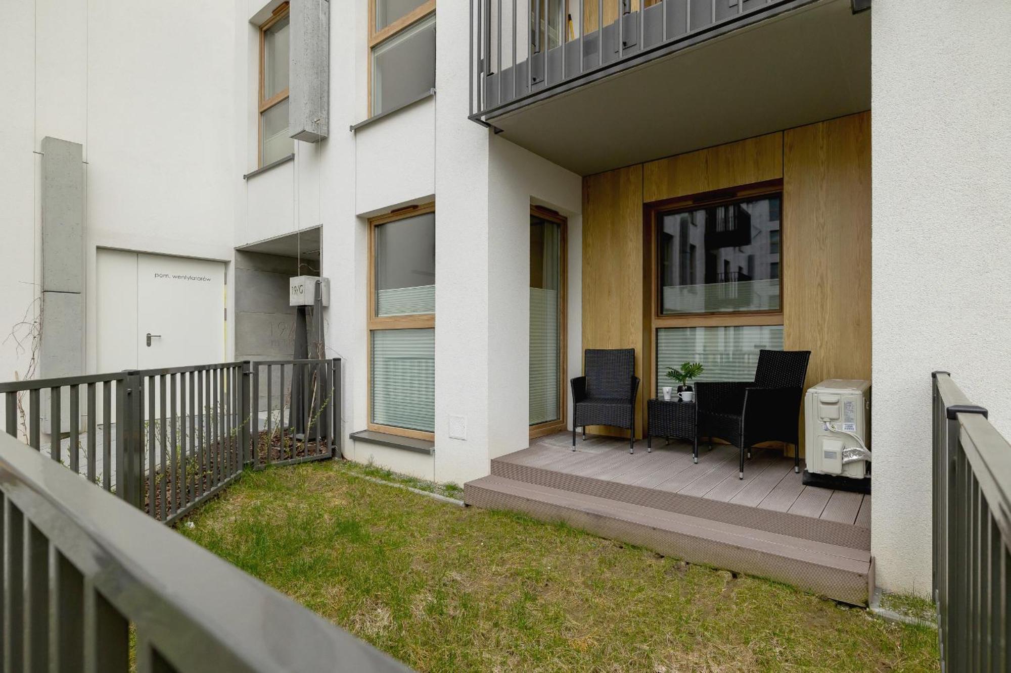 Bright Apartment In Krakow With Garden, Air Conditioning, Parking And Desk By Renters Prestige Eksteriør bilde