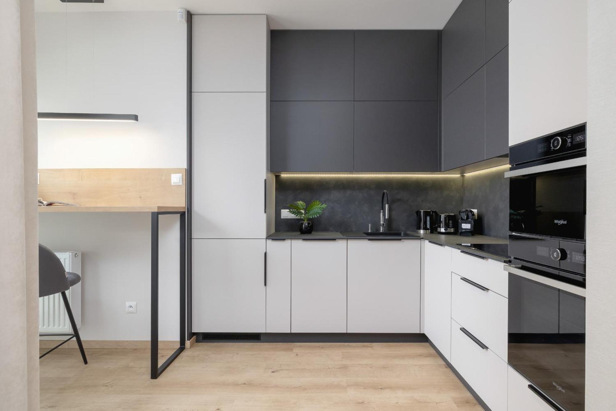 Bright Apartment In Krakow With Garden, Air Conditioning, Parking And Desk By Renters Prestige Eksteriør bilde