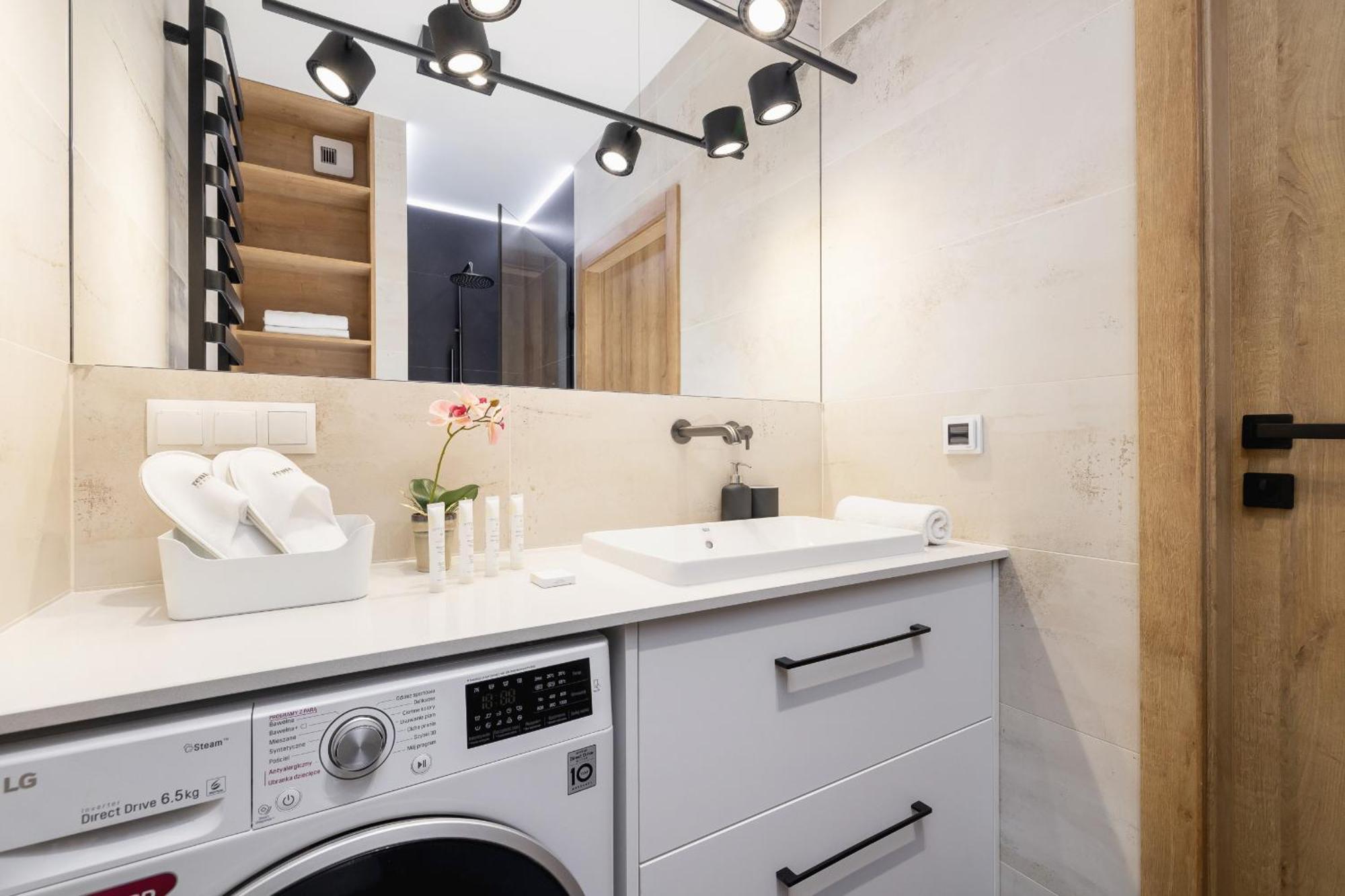 Bright Apartment In Krakow With Garden, Air Conditioning, Parking And Desk By Renters Prestige Eksteriør bilde